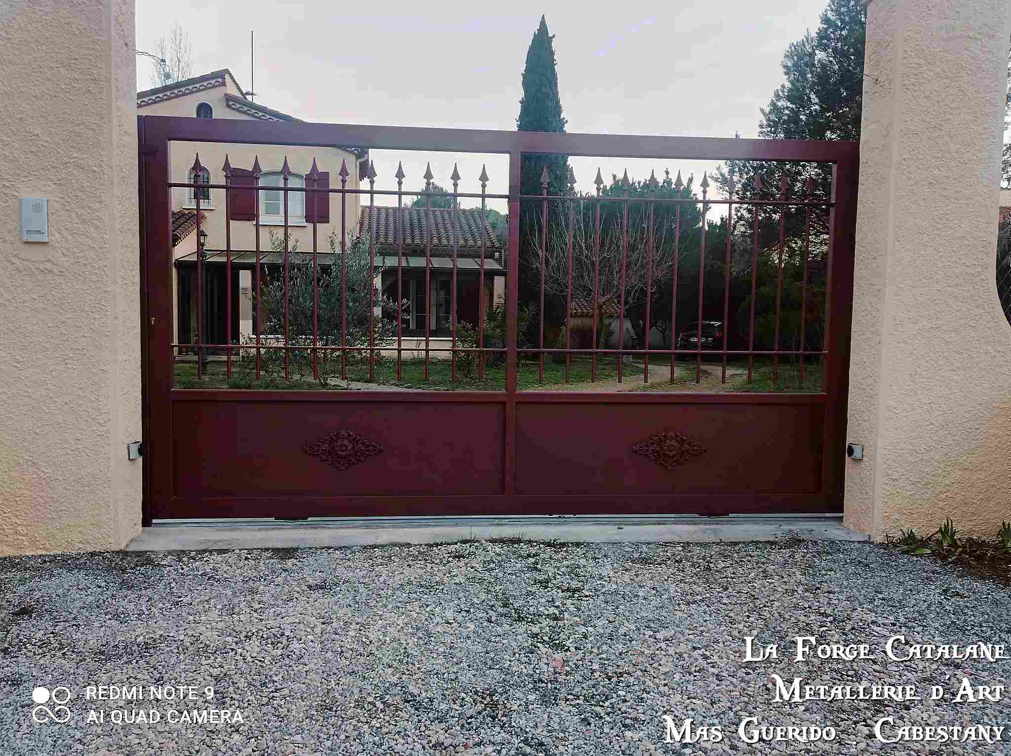 portail coulissant barreaudage droit avec fer de lance soubassement tole avec palmettes forge catalane.jpg